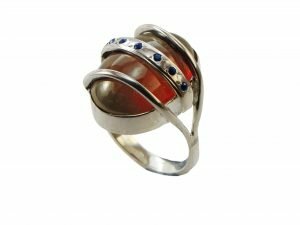 Anillo de plata con piedra rotem