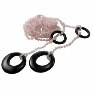 Schmuck aus rosa und schwarz