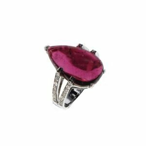 Rosa Ring mit Diamanten