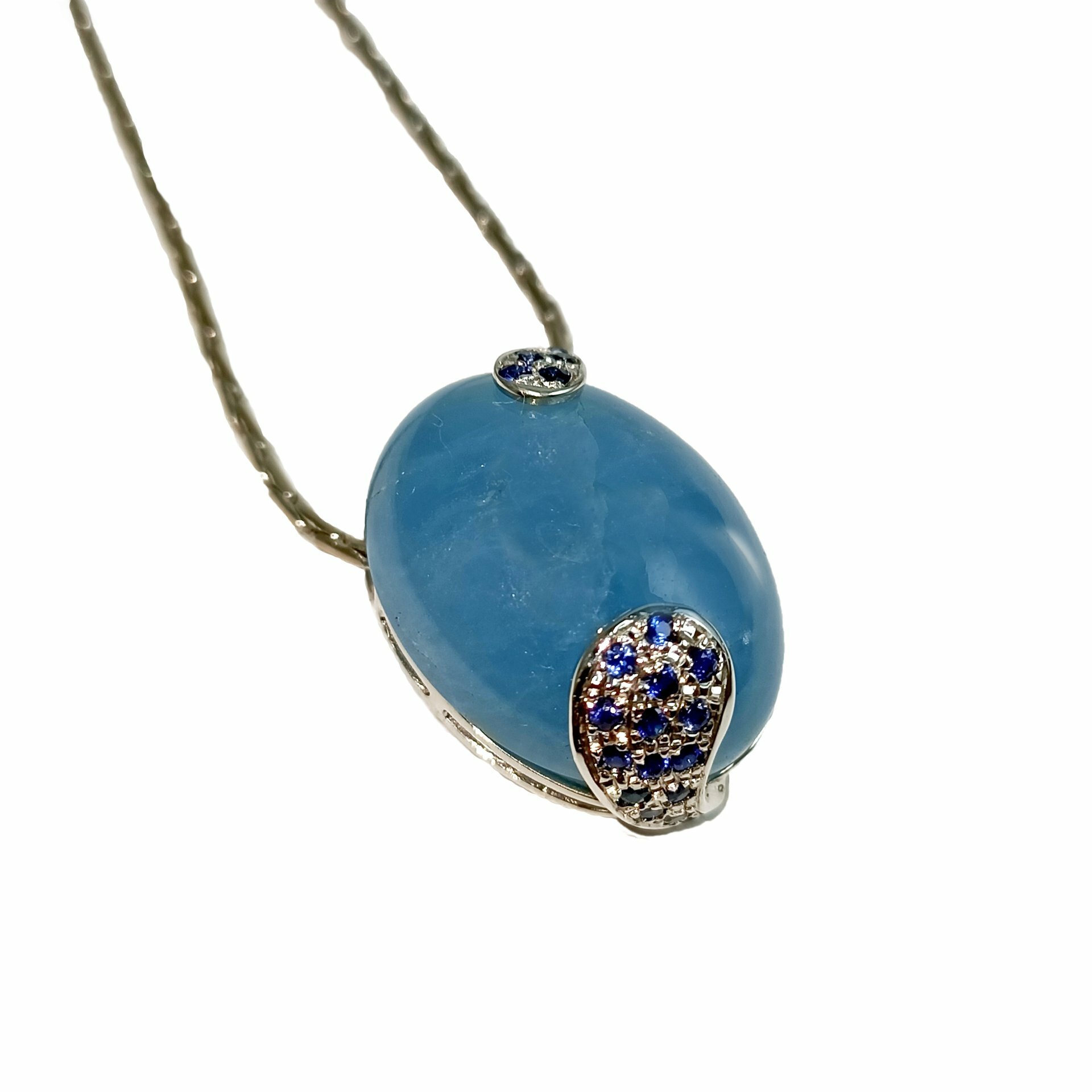 Blauer Anhänger mit Edelsteinen