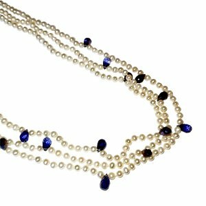 Perlenkette mit blauen Akzenten