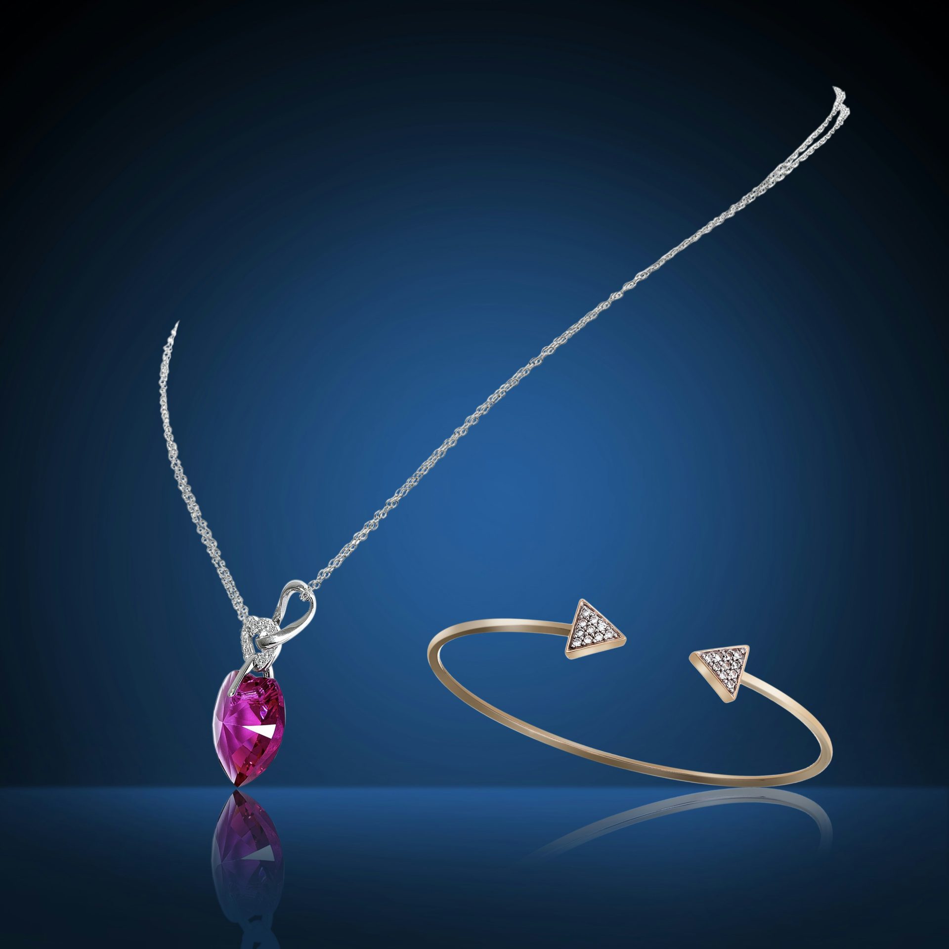 Un collar y una pulsera con una piedra rosa.