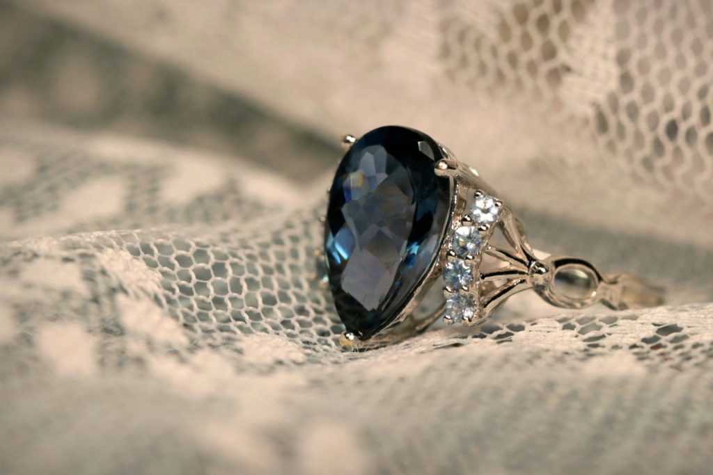anillo de plata y piedra preciosa azul